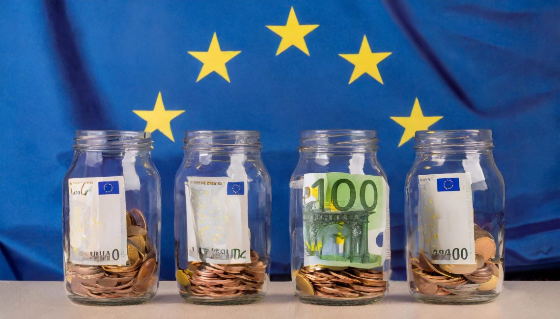 Firefly vier glazen potten vol met euro's op een tafel met op de achtergrond de blauwe vlag van de E
